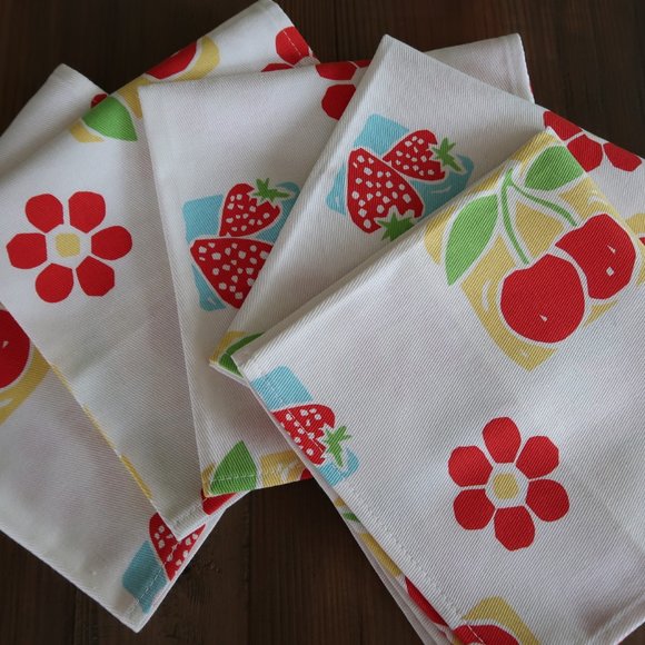 5 FUN and FAB Fruit & Flowers Fabric Dinner Napkins - Picture 1 of 5